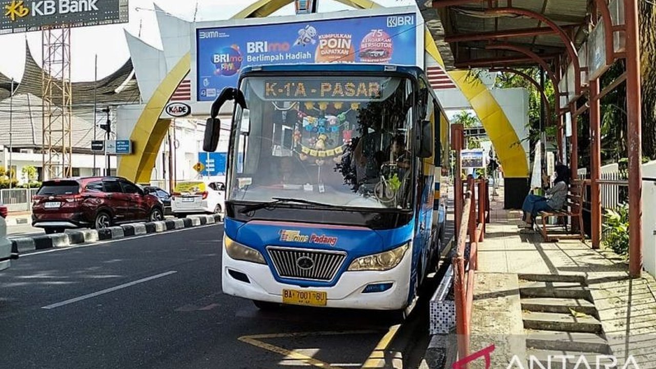 Pemkot Padang memberikan tarif spesial Rp2 untuk pelajar yang menggunakan Trans Padang pada Hari Pendidikan Nasional 2025 sebagai bentuk apresiasi terhadap dunia pendidikan.
