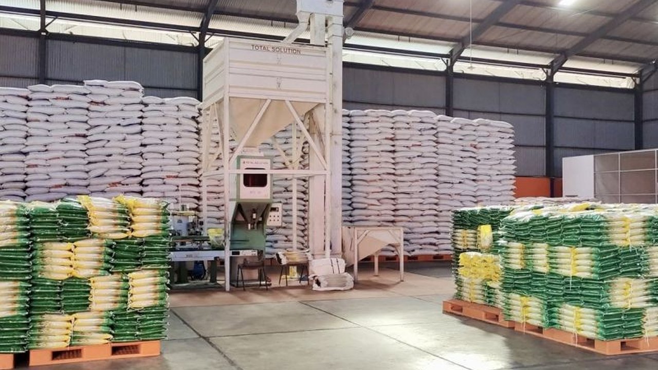 Bulog Batam menyerap 100 ton beras petani Pelalawan untuk menambah stok di Gudang Tanjung Balai Karimun guna menjamin ketersediaan beras di Kepri.