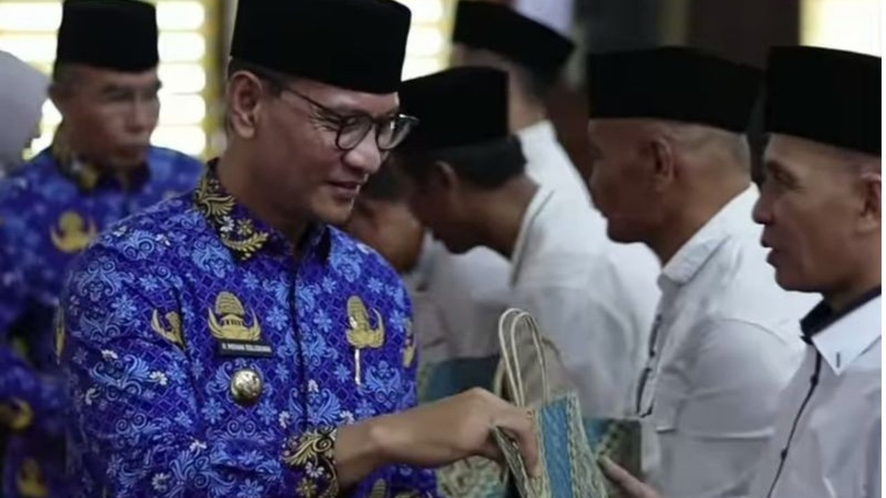 Wali Kota Mataram melepas 42 ASN calon haji yang akan berangkat pada musim haji 2025, berpesan agar mereka menjadi teladan bagi jamaah lain.