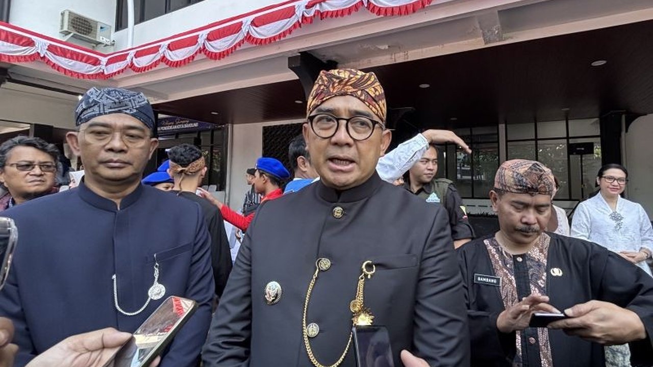 Wali Kota Bandung, Muhammad Farhan, meminta Bobotoh untuk merayakan kemenangan Persib dengan tertib dan bertanggung jawab, serta memastikan keamanan selama acara nonton bareng (nobar) di berbagai lokasi di Kota Bandung.