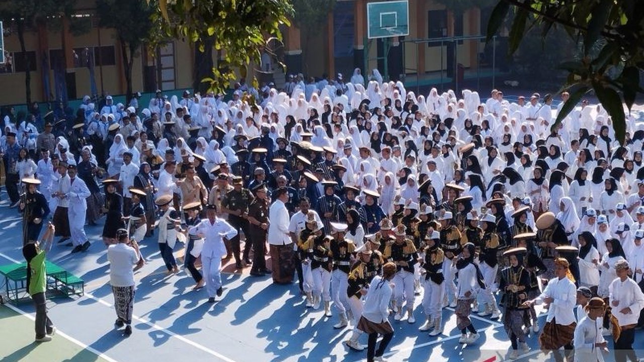 Bupati Kudus, Sam'ani Intakoris, mengajak siswa memanfaatkan teknologi dan perpustakaan untuk meningkatkan literasi dan meraih prestasi, serta menerapkan tujuh kebiasaan anak Indonesia hebat.