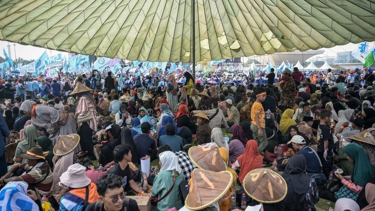 Menteri Ketenagakerjaan Yassierli tegaskan kebijakan Presiden Prabowo soal outsourcing akan jadi dasar Permenaker baru, menjawab keresahan pekerja selama hampir dua dekade.