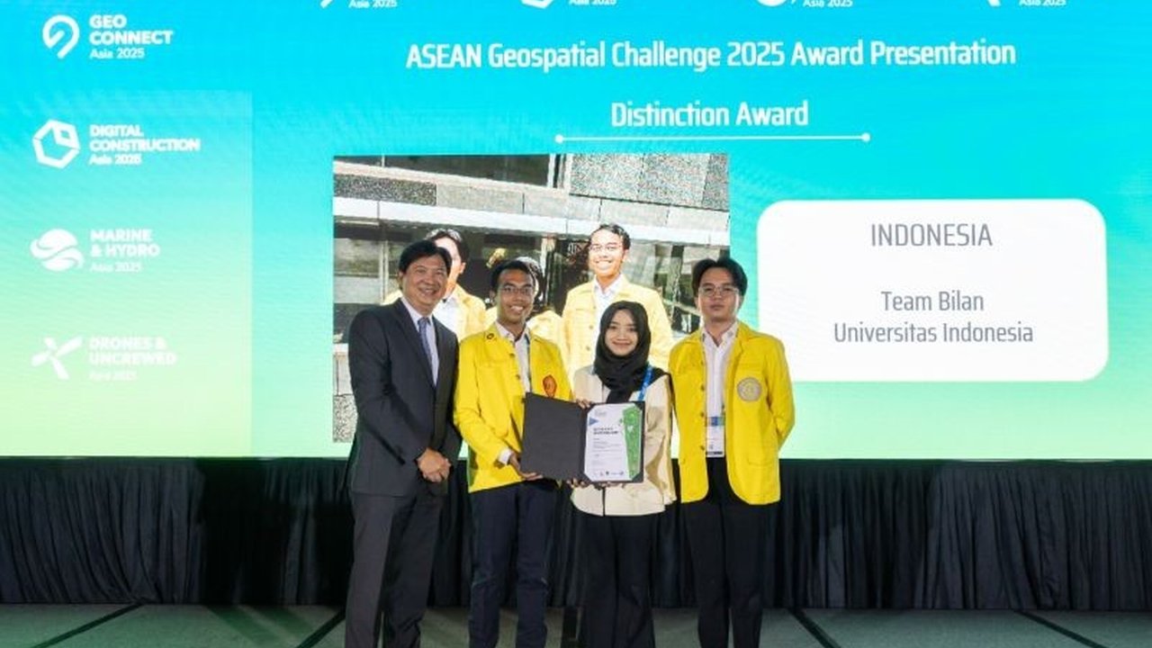 Tiga mahasiswa UI berhasil meraih Distinction Award di ASEAN Geospatial Challenge 2025 berkat inovasi pemanfaatan geospasial untuk mengatasi kesenjangan listrik di Indonesia.