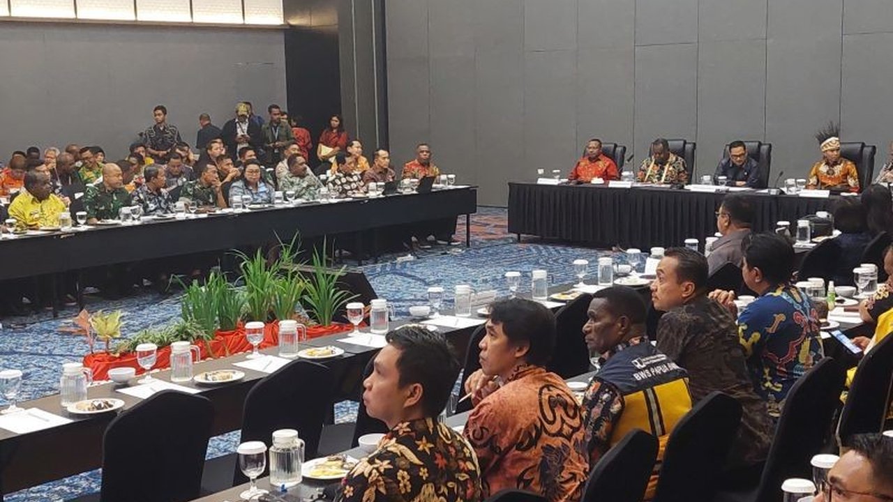 Komisi II DPR RI melakukan kunjungan kerja ke Papua Barat Daya untuk memastikan pembangunan infrastruktur dan pemerintahan berjalan baik di provinsi baru tersebut, termasuk memastikan alokasi dana Otsus yang optimal.