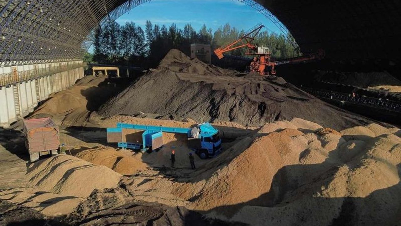 PLTU Nagan Raya di Aceh sukses menurunkan emisi dan membuka lapangan kerja baru dengan memanfaatkan 500 ton sekam padi per bulan sebagai bahan bakar campuran.