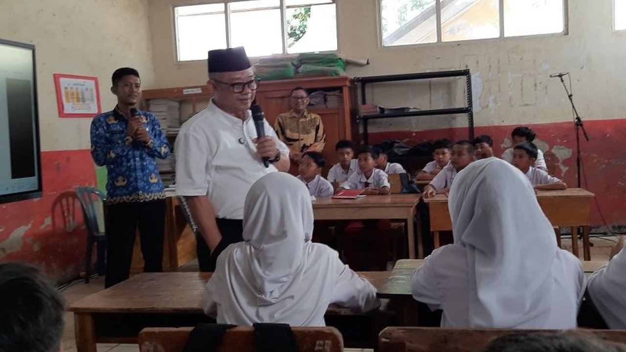 Menteri Pendidikan Dasar dan Menengah (Mendikdasmen) memulai renovasi SDN 02-03 Leuwibatu, Bogor, disambut apresiasi Kepala Sekolah atas kondisi sekolah yang memprihatinkan dan harapan akan peningkatan kualitas pendidikan.