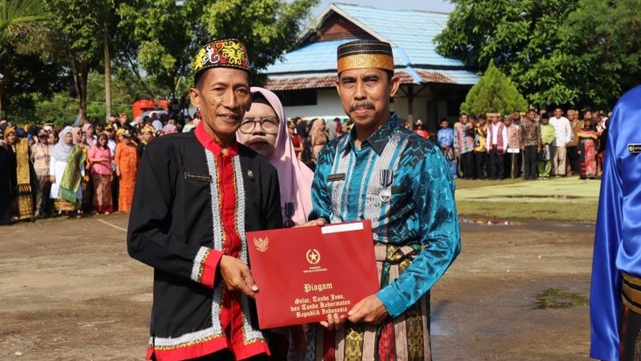 Dalam rangka Hardiknas 2025, Disdikbud Bengkayang memberikan penghargaan Satyalancana Karya Satya kepada kepala sekolah dan tenaga pendidik atas pengabdian mereka selama 10 hingga 30 tahun.