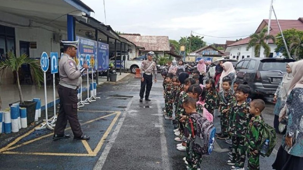 Dinas Pendidikan Kota Palangka Raya berkolaborasi dengan Polresta dalam program Polisi Sahabat Anak, memberikan edukasi rambu lalu lintas kepada anak usia dini.