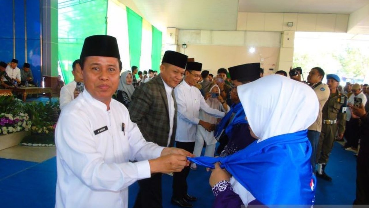 Sebanyak 367 calon haji dari OKU Timur, Sumatera Selatan, diberangkatkan menuju Asrama Haji Palembang, menandai dimulainya perjalanan suci mereka ke Mekkah pada musim haji 2025.
