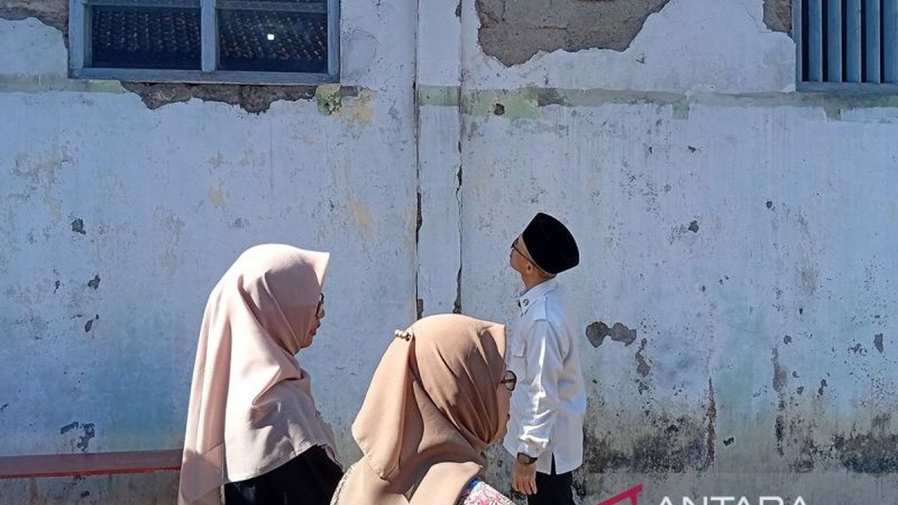 Pemerintah, melalui Program Hasil Terbaik Cepat (PHTC) Presiden Prabowo, revitalisasi 24 sekolah di Purbalingga, Jawa Tengah, termasuk digitalisasi pembelajaran, demi mencetak generasi emas 2045.