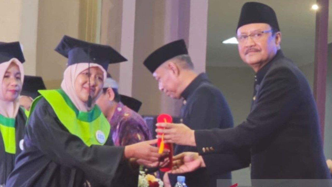 Kemensos melangsungkan graduasi ratusan Keluarga Penerima Manfaat (KPM) Program Keluarga Harapan (PKH) di Jawa Timur, menandai keberhasilan program dalam meningkatkan kesejahteraan masyarakat.