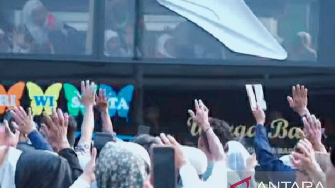 Sebanyak 435 calon haji asal Karawang, Jawa Barat, telah diberangkatkan menuju Tanah Suci pada musim haji tahun 2025, dengan Bupati Karawang berpesan agar para jamaah menjaga kesehatan selama menjalankan ibadah.