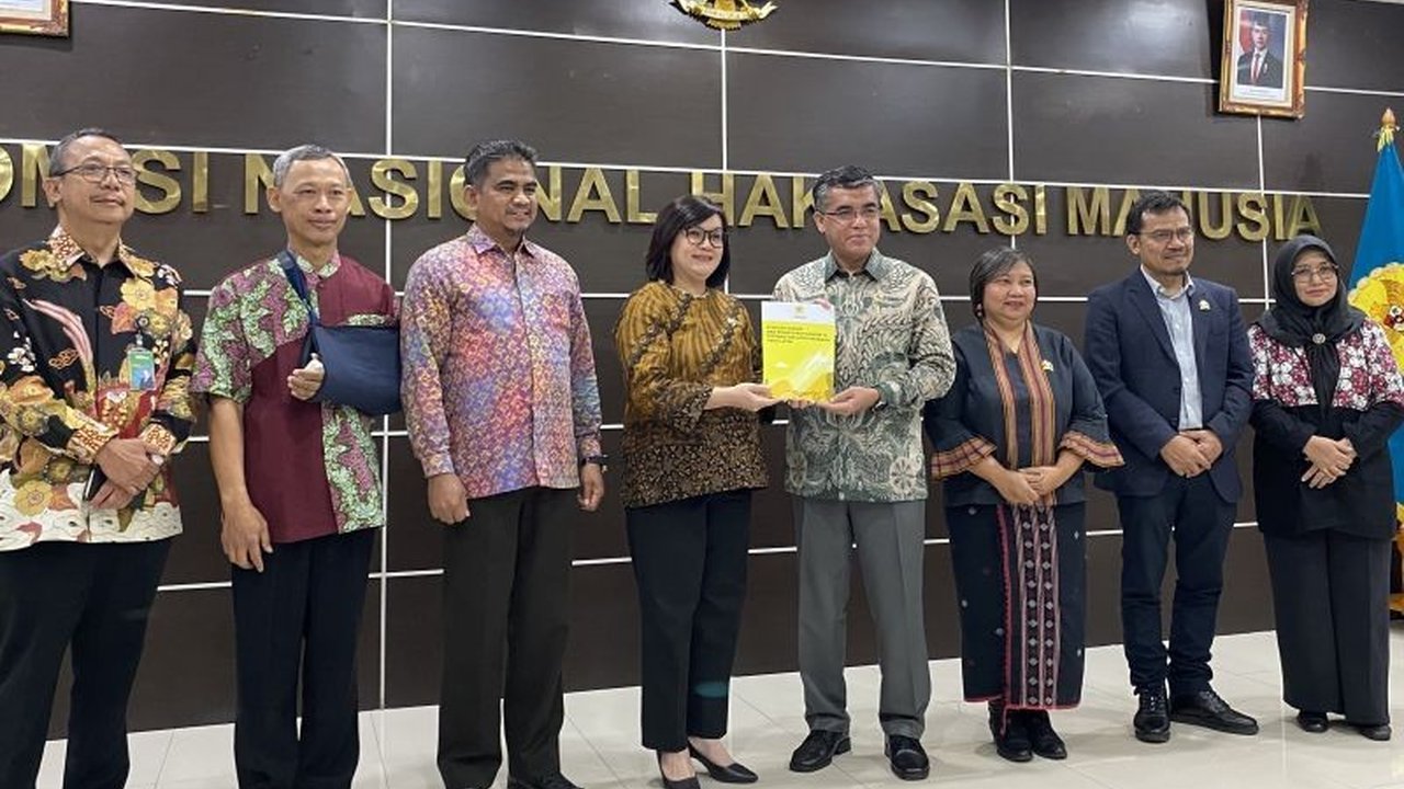 Komnas HAM meluncurkan Standar Norma dan Pengaturan (SNP) Nomor 14 tentang Hak atas Pekerjaan Layak, sebagai pedoman bagi pemerintah dan pemberi kerja untuk memastikan setiap individu mendapatkan pekerjaan yang layak dan bebas eksploitasi.