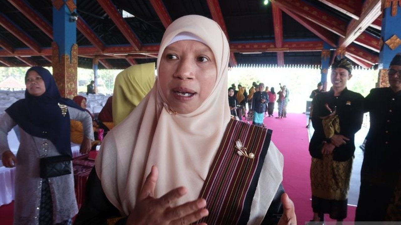 Pemkab Lombok Barat berupaya meningkatkan rata-rata lama sekolah untuk meningkatkan kualitas SDM dan mengurangi angka kemiskinan, dengan fokus pada peningkatan infrastruktur sekolah dan kualitas guru serta kerjasama dengan berbagai pihak.