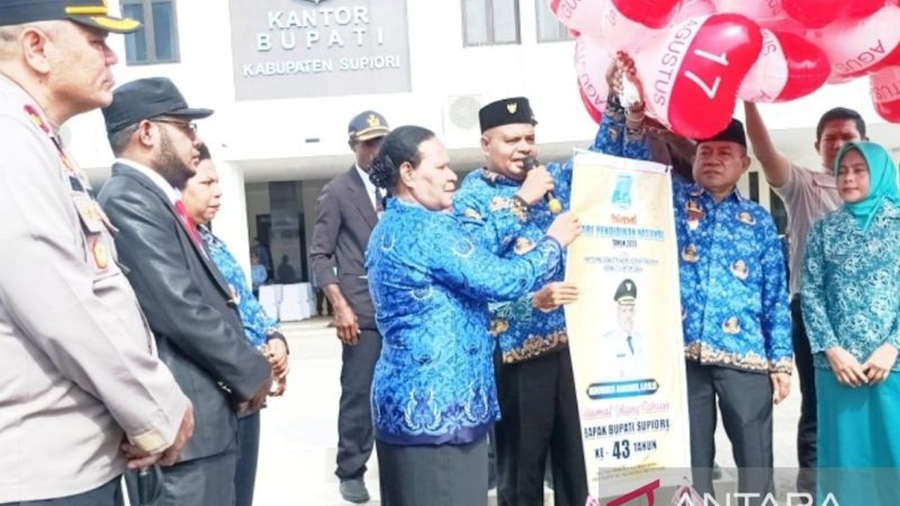 Pemerintah Kabupaten Supiori, Papua, resmi memberlakukan pendidikan gratis dari tingkat SD hingga SMA/SMK mulai tahun ajaran 2025/2026, guna meringankan beban orang tua dan meningkatkan kualitas pendidikan.