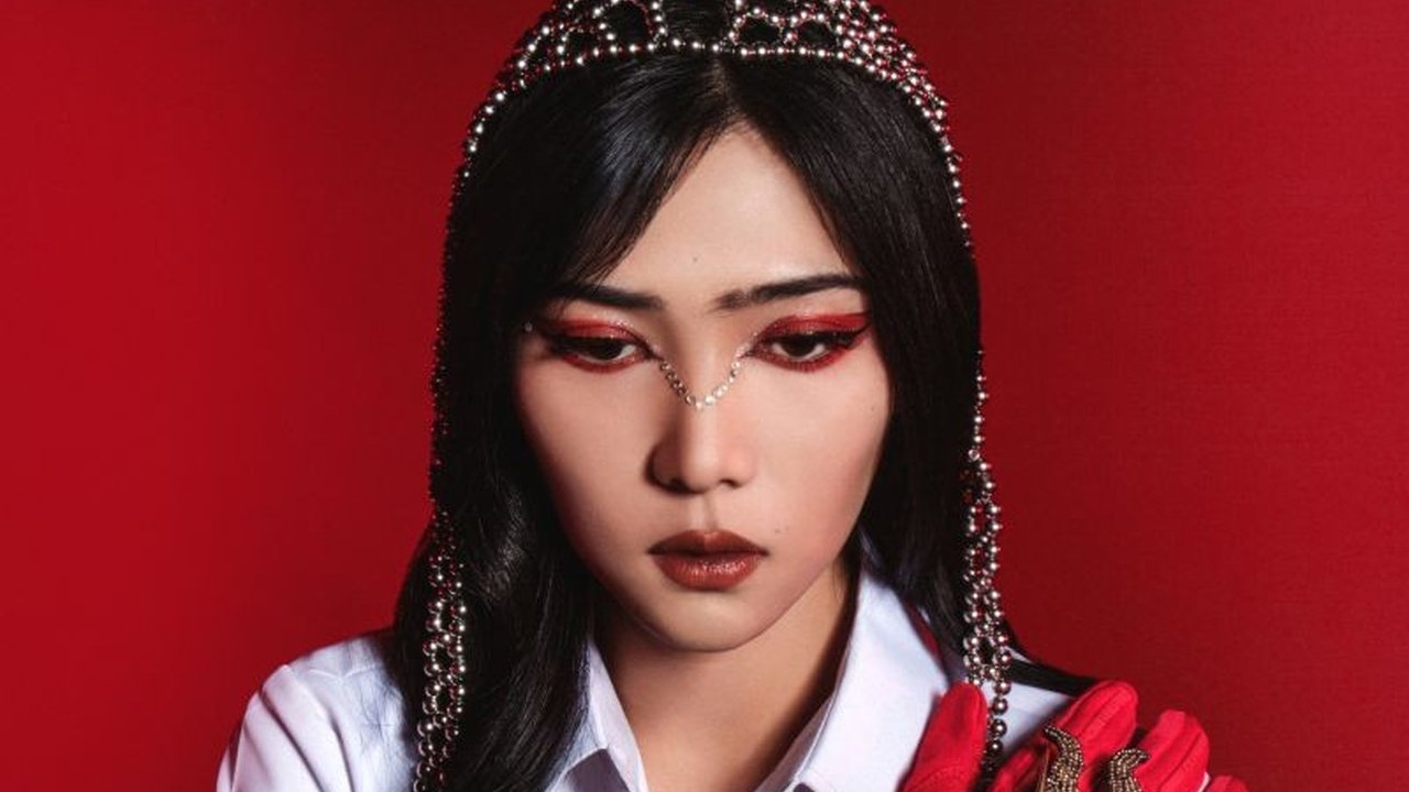 Isyana Sarasvati memulai era baru dalam perjalanan musiknya lewat album 'Eklektiko' dengan merilis single kolaborasi bersama Hindia yang berjudul 