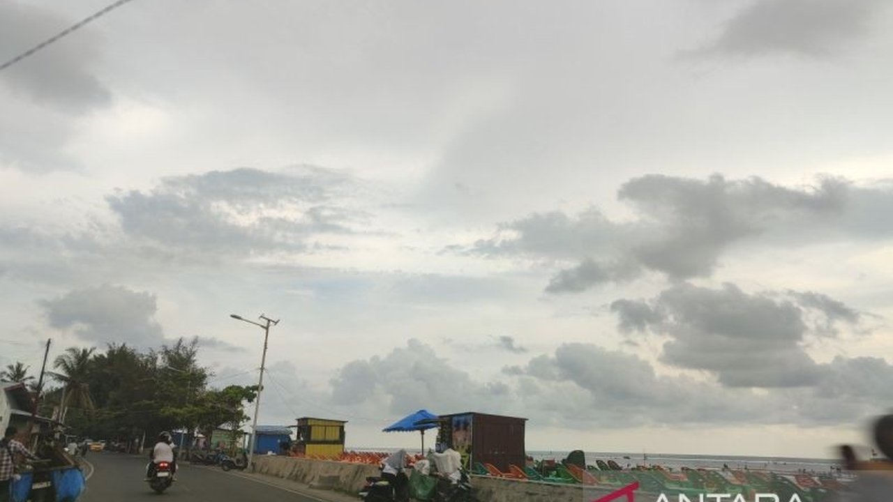 Pemkot Bengkulu memberlakukan retribusi sampah bagi PKL di Pantai Pasir Putih hingga Pantai Jakat untuk menjaga kebersihan dan meningkatkan PAD, dengan besaran retribusi bervariasi mulai dari Rp2.000 hingga Rp35.000 per bulan.