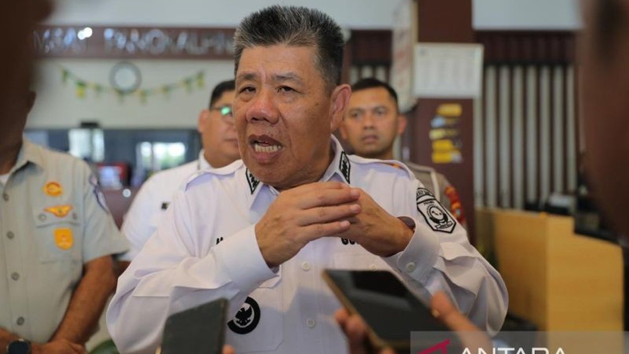Gubernur Kepulauan Bangka Belitung, Hidayat Arsani, umumkan pengalihan sementara kegiatan ekspor impor Pelabuhan Pangkalbalam ke Pelabuhan Sadai dan Belinyu akibat pendangkalan alur pelayaran.