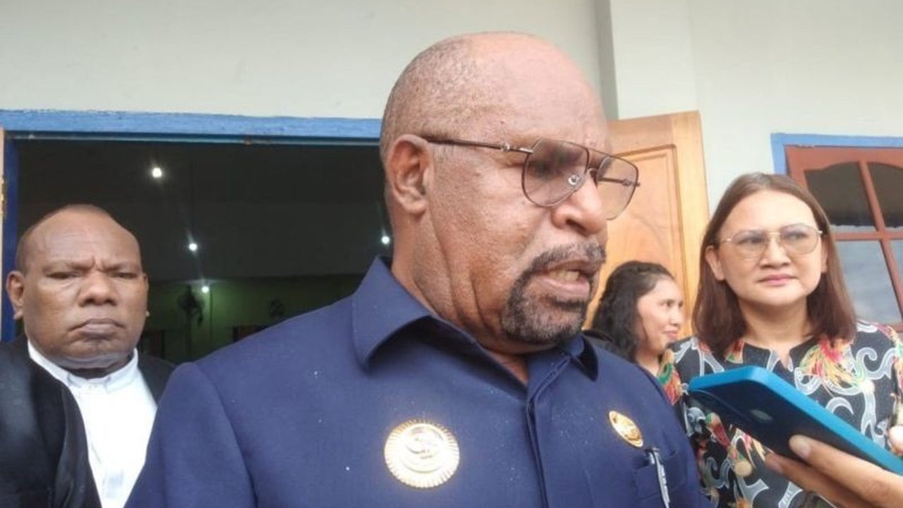 Bupati Jayapura, Yunus Wonda, menegaskan komitmennya untuk menjadikan pendidikan sebagai prioritas utama pembangunan daerah, termasuk perbaikan fasilitas dan evaluasi kinerja guru.