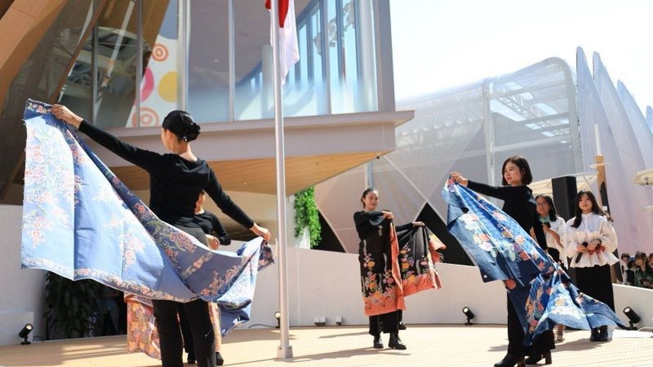 Paviliun Indonesia di World Expo 2025 Osaka menampilkan Batik Liem Ping Wie dalam pameran dan pertunjukan budaya, mempromosikan batik sebagai warisan dan diplomasi budaya Indonesia.