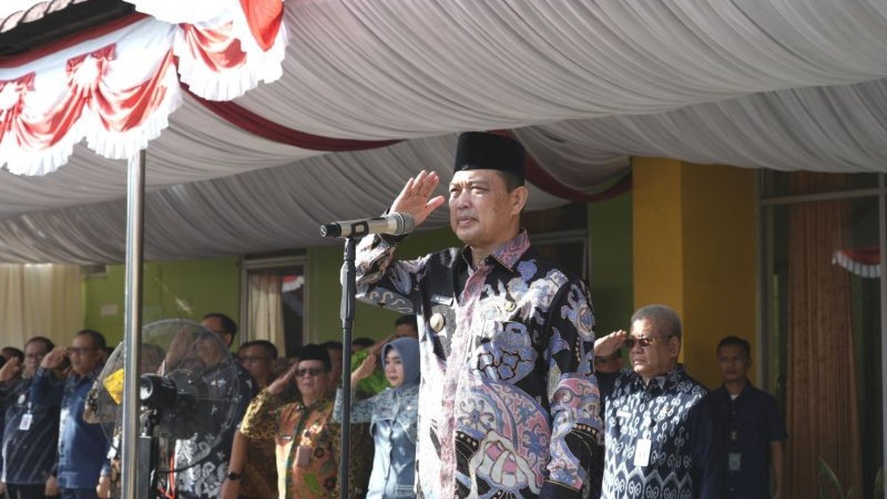 Gubernur Kalimantan Barat, Ria Norsan, memberikan motivasi kepada siswa SMK se-Kalbar untuk mengejar cita-cita dan memimpin Indonesia di masa keemasan 2045, menekankan pentingnya kejujuran, kedisiplinan, dan keimanan.