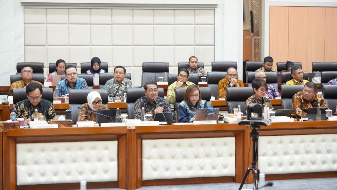 Indonesia menghadapi dilema dalam perang dagang global, namun langkah strategis hilirisasi, diversifikasi, dan pembentukan Satgas Perlindungan Industri dinilai mampu menjaga daya tahan industri nasional.