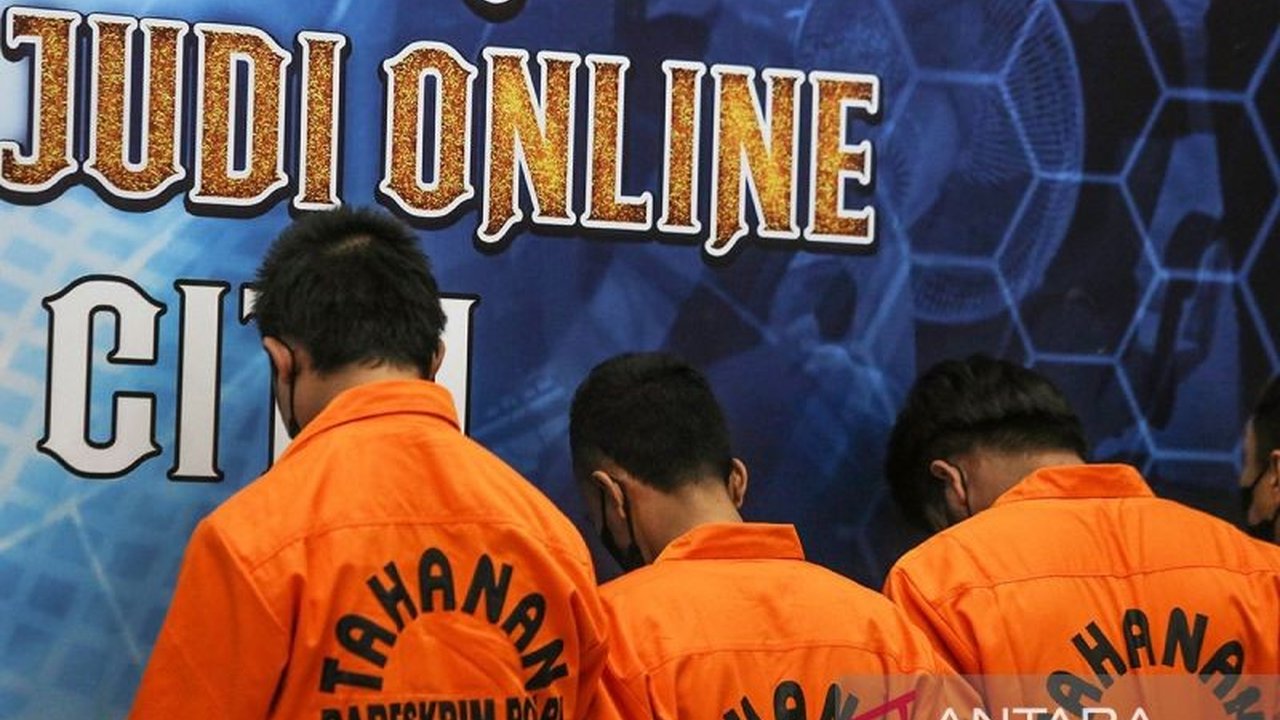 Empat tersangka kasus judi online Agen138, termasuk seorang residivis, resmi dilimpahkan Polri ke Kejaksaan Agung beserta barang bukti senilai miliaran rupiah untuk proses persidangan.