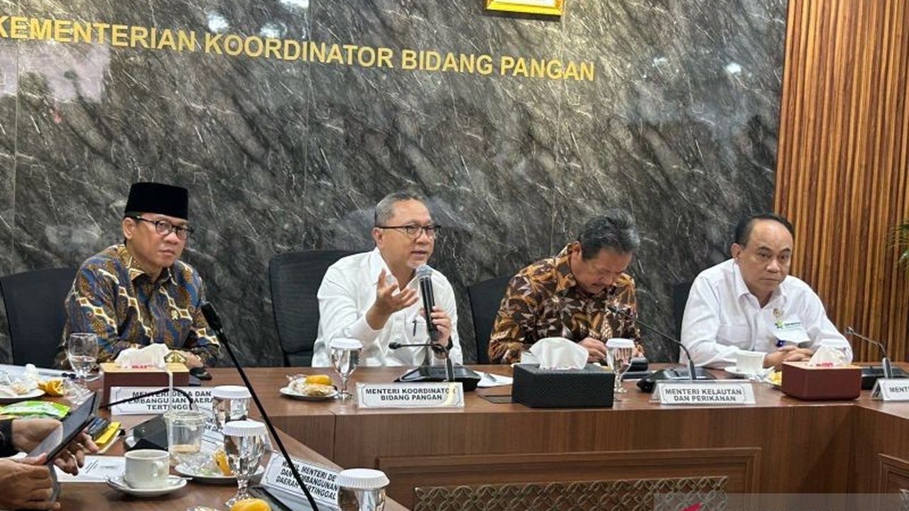 Menko Pangan Zulhas mengumumkan dana pinjaman Kopdes Merah Putih senilai Rp4-5 miliar berasal dari Himbara, bertujuan memberantas rentenir dan mempermudah akses perbankan di pedesaan.