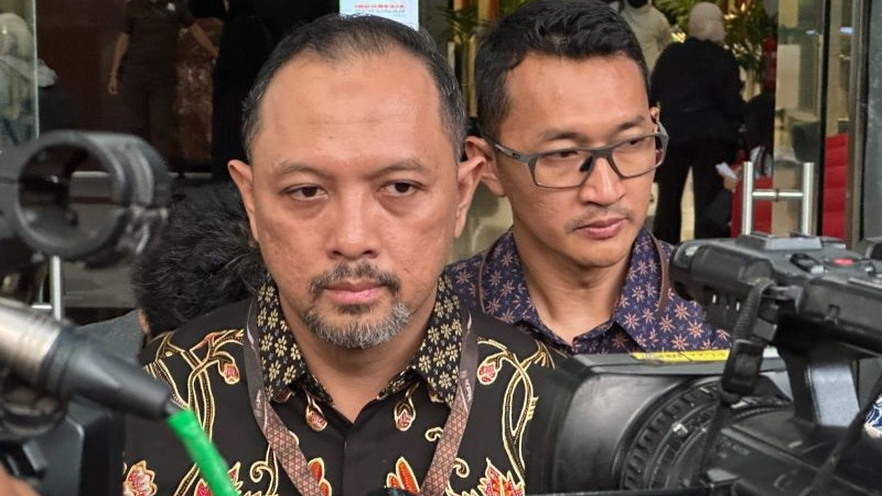 Komisi Pemberantasan Korupsi (KPK) memanggil dua saksi terkait kasus dugaan suap izin pembangunan PLTU Cirebon, membuktikan komitmen KPK dalam menyelesaikan kasus tersebut.