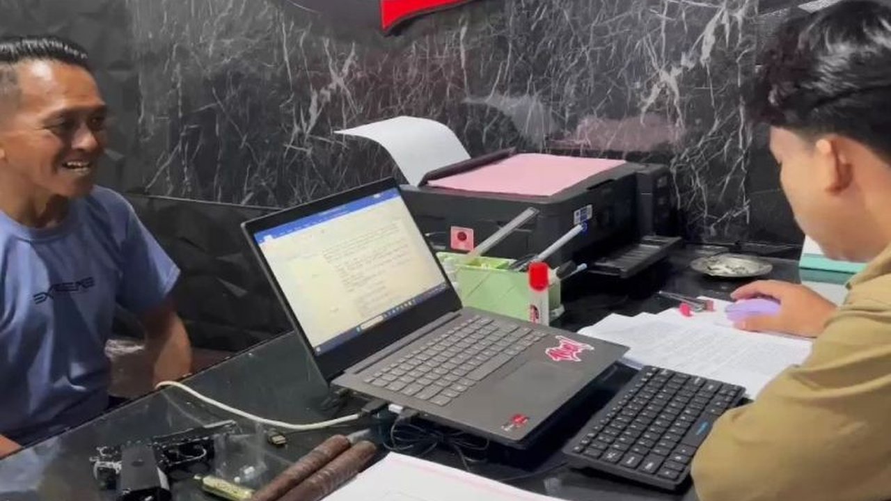 Polisi mengamankan empat warga Makassar yang kedapatan pesta miras dan membawa airsoft gun ilegal di Jalan Dakwah, Kecamatan Wajo; polisi masih menyelidiki pasal yang akan disangkakan.