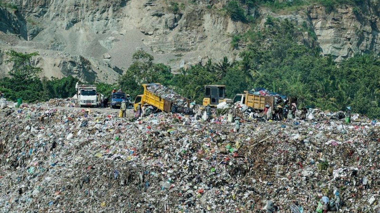 Pemprov NTB berinovasi memanfaatkan sampah di TPA Kebon Kongok, Lombok Barat, menjadi energi terbarukan biomassa untuk mengatasi masalah sampah yang overload dan mematuhi kebijakan pemerintah pusat.