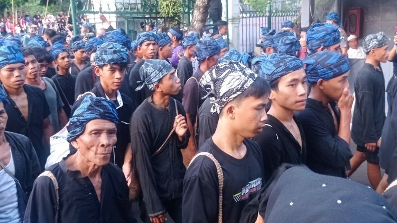 Ribuan warga Badui, baik dari Badui Dalam maupun Luar, melaksanakan upacara Seba Gede di Serang, Banten, sebagai wujud syukur atas hasil bumi dan permohonan keselamatan.