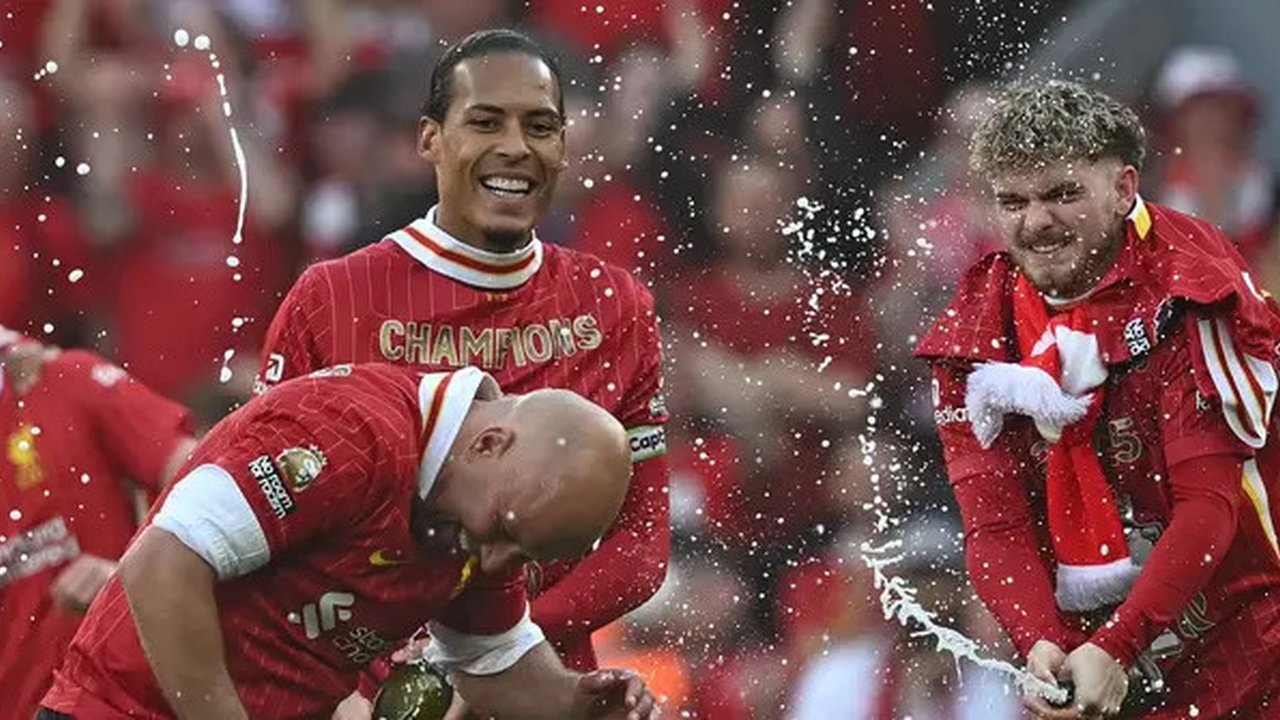 Ekspresi Manajer Liverpool, Arne Slot (kiri), Virgil van Dijk (tengah), dan Harvey Elliott saat merayakan gelar juara Liga Inggris selepas mengalahkan Tottenham Hotspur di Stadion Anfield, Mi