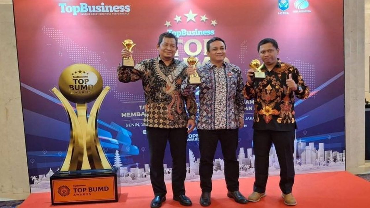 Pemerintah Kota Pekalongan meraih tiga penghargaan bergengsi Top BUMD Award 2025, sebagai bukti kesuksesan dalam pembinaan dan pengelolaan BUMD yang inovatif dan berdampak.