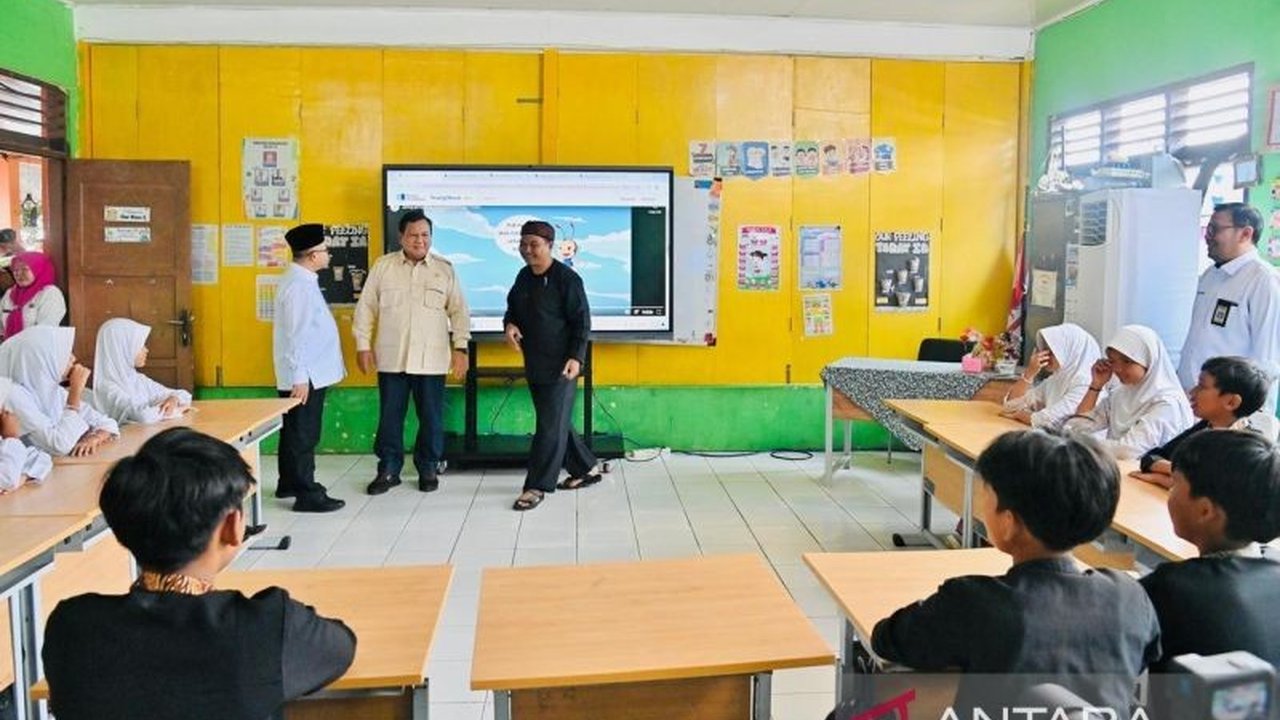 Presiden Prabowo Subianto meninjau penggunaan teknologi smart board di SDN Cimahpar 5 Bogor, menandai Hari Pendidikan Nasional dan mendukung digitalisasi pendidikan Indonesia.