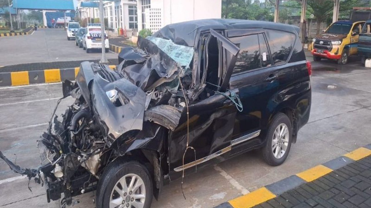 Kecelakaan antara mobil Toyota Innova dan truk Fuso di Tol Pemalang KM 315+900 tewaskan dua orang dan melukai dua lainnya, termasuk seorang anggota DPR RI.