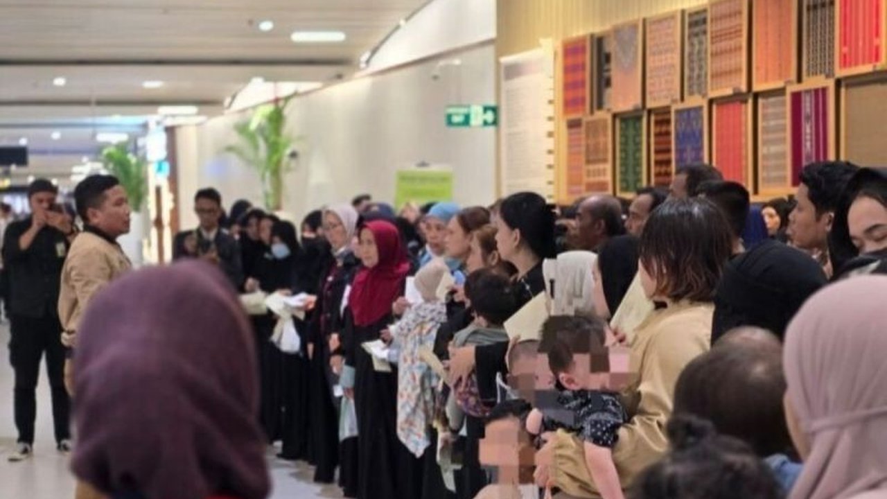 Kementerian Luar Negeri RI memfasilitasi pemulangan 152 WNI yang dideportasi dari Arab Saudi karena pelanggaran izin tinggal dan bekerja secara non-prosedural, sebagian besar merupakan pekerja migran Indonesia.