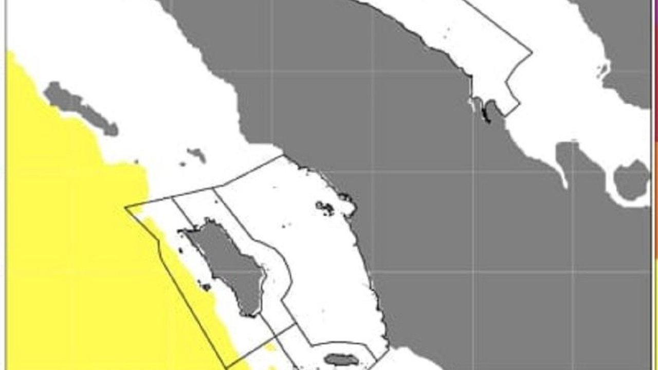 BMKG memperingatkan potensi gelombang tinggi hingga 2,5 meter di perairan barat Kepulauan Nias dan sekitarnya hingga 5 Mei 2025, mengancam keselamatan nelayan dan pelayaran.