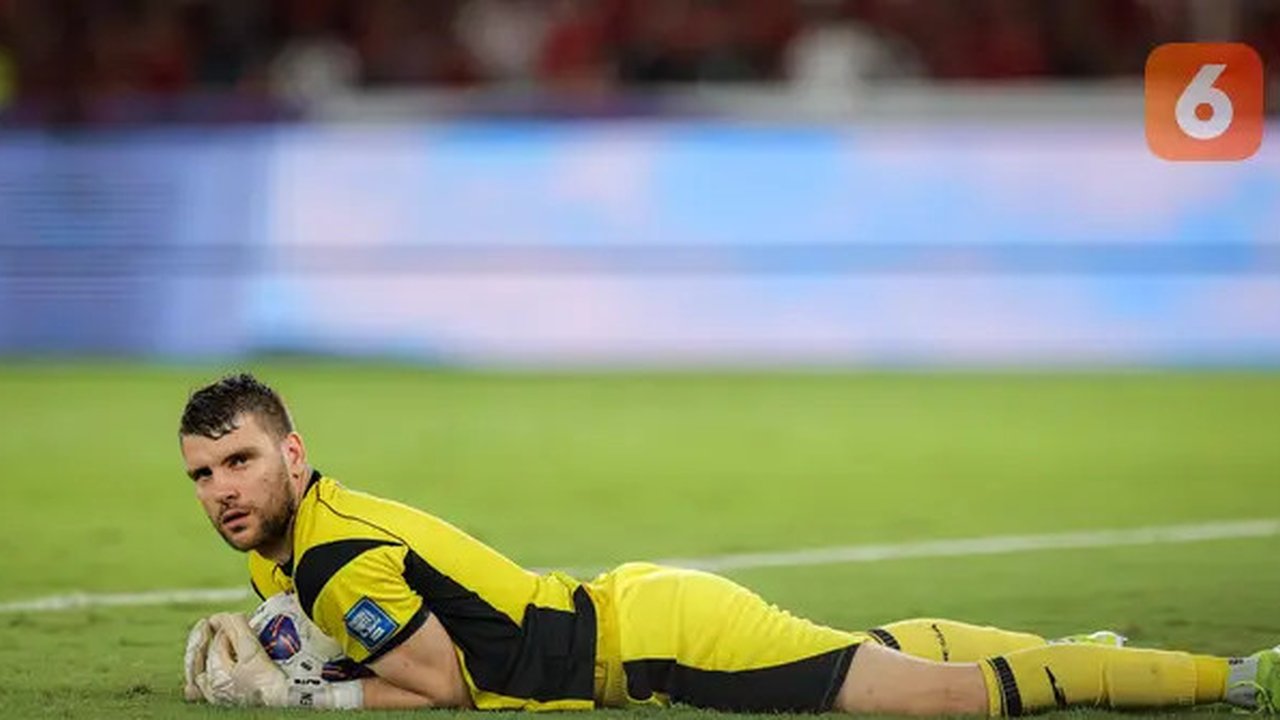 Kiper Timnas Indonesia, Maarten Paes, mengamankan bola di dalam dekapannya ketika menghadapi Bahrain dalam lanjutan Kualifikasi Piala Dunia 2026 zona Asia yang digelar di Stadion Utama Gelora