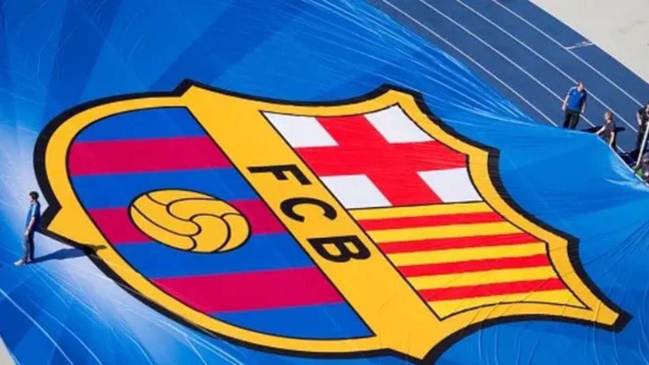 Logo Barcelona dalam ukuran besar jelang final Liga Champions antara Barcelona melawan Juventus di Berlin, 6 Juni 2015. (AFP/Kay Nietfeld)