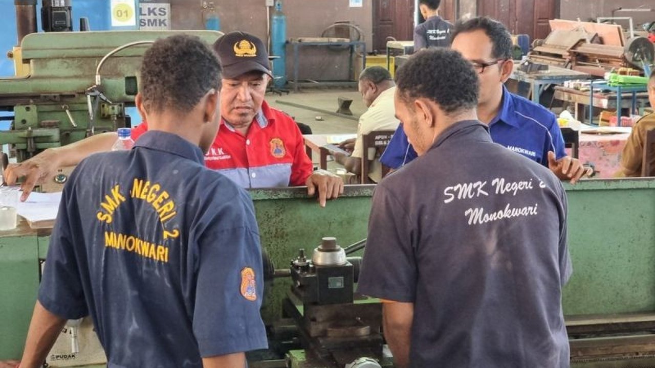 Pemerintah Provinsi Papua Barat menerapkan dua strategi untuk meningkatkan kualitas pendidikan: peningkatan kapasitas guru dan penyediaan sarana prasarana sekolah yang memadai.