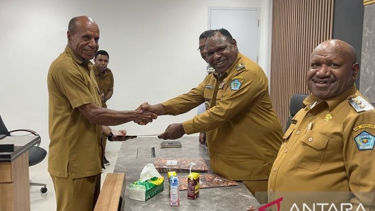 Bupati Jayawijaya, Atenius Murib, menunjuk 19 pelaksana tugas (Plt) OPD untuk mendukung program 100 hari kerjanya, dengan fokus pada peningkatan kesejahteraan masyarakat.