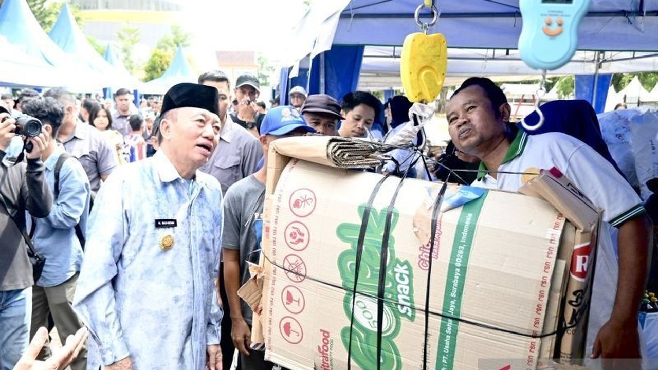 Pemerintah Provinsi Kalimantan Selatan meluncurkan program inovatif yang memungkinkan warga menukarkan sampah anorganik yang telah dipilah dengan sembako, guna mengatasi masalah sampah dan meningkatkan kesadaran lingkungan.