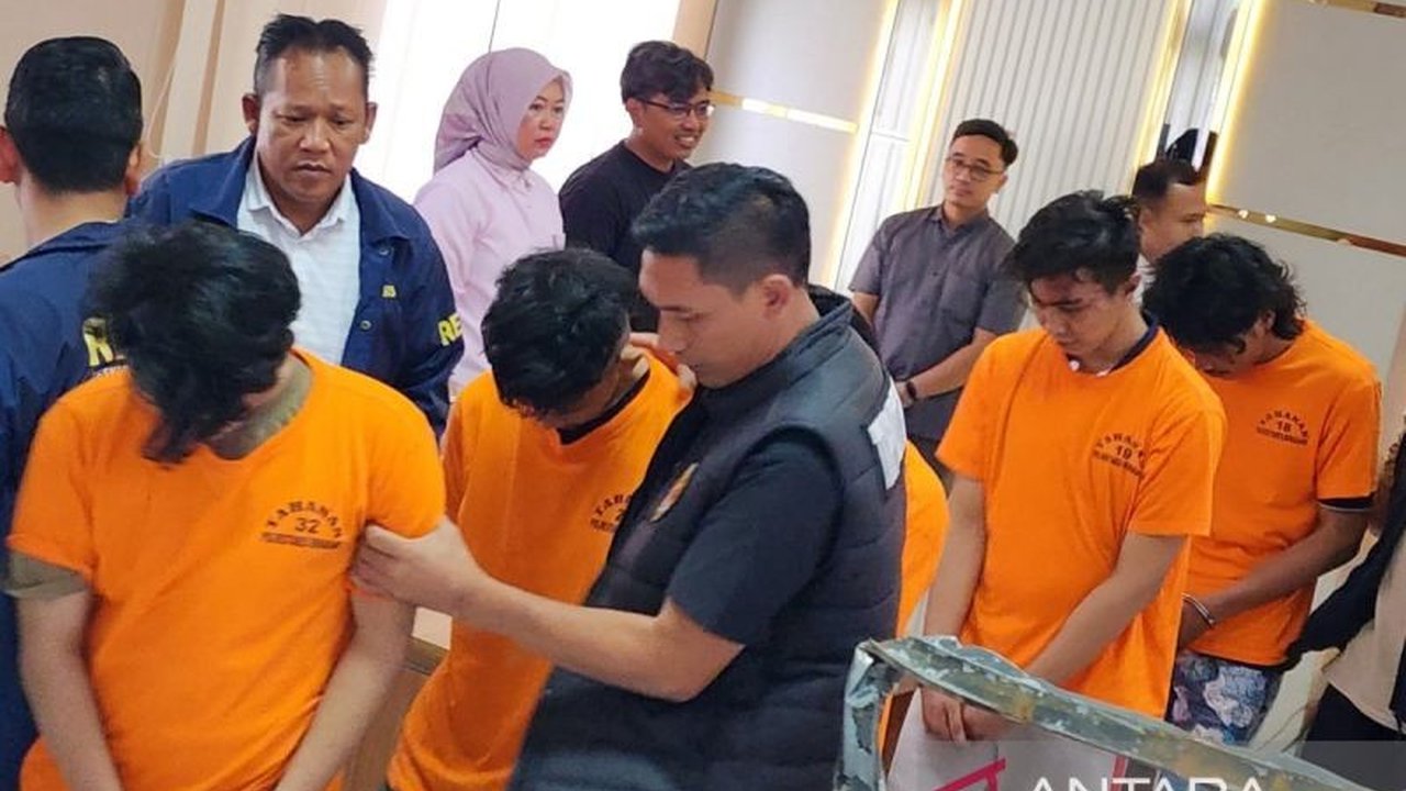 Polisi menetapkan enam tersangka perusuh dalam aksi Hari Buruh di Semarang, lima di antaranya adalah mahasiswa yang diduga sengaja membuat kericuhan.