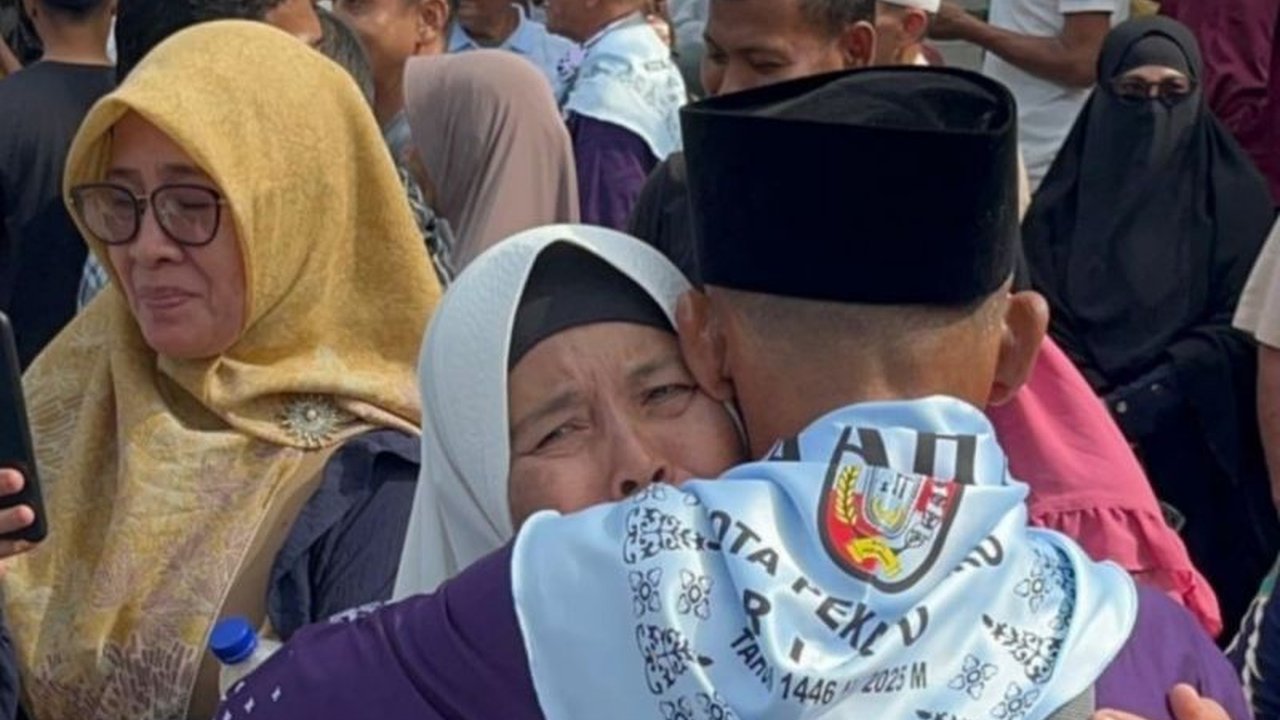 Sebanyak 438 calon haji Kota Pekanbaru, Riau, diberangkatkan menuju Embarkasi Batam pada 4 Mei 2024 untuk selanjutnya menunaikan ibadah haji di Tanah Suci.