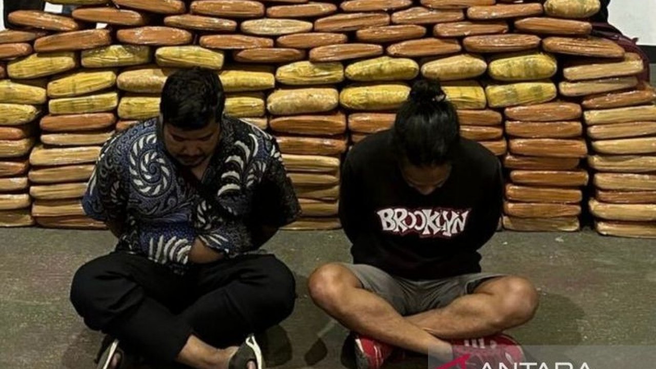 Direktorat Reserse Narkoba Polda Metro Jaya mengungkap penyelundupan 143 kg ganja dari jaringan Sumatera Utara, dua tersangka ditangkap di Tangerang.