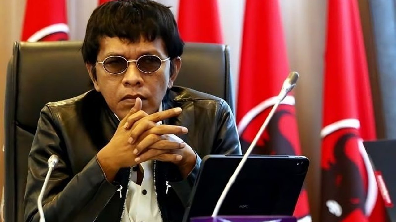 Anggota Komisi V DPR RI, Adian Napitupulu, mendorong pembatasan potongan tarif aplikator transportasi online maksimal 10 persen demi kesejahteraan jutaan keluarga pengemudi.