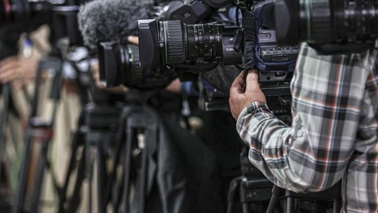 Laporan PBB mengungkapkan kemunduran kebebasan pers di Afghanistan, disebabkan oleh krisis ekonomi, pembatasan pemerintah, dan ancaman teknologi kecerdasan buatan.