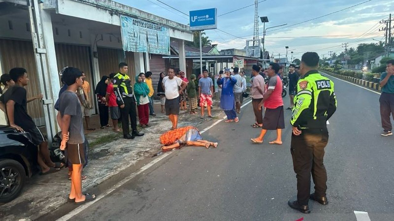 Seorang pejalan kaki tewas mengenaskan di Mukomuko, Bengkulu, diduga menjadi korban tabrak lari; polisi masih memburu pelaku dan menyelidiki kasus tersebut.