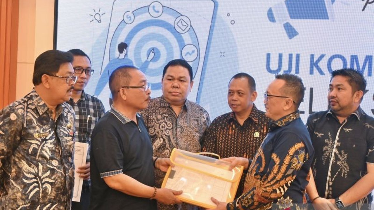 Timsel KPID Kalsel menyerahkan 21 nama calon komisioner kepada DPRD Kalsel untuk dipilih menjadi tujuh komisioner tetap periode 2024-2027 setelah melalui proses seleksi yang ketat dan transparan.